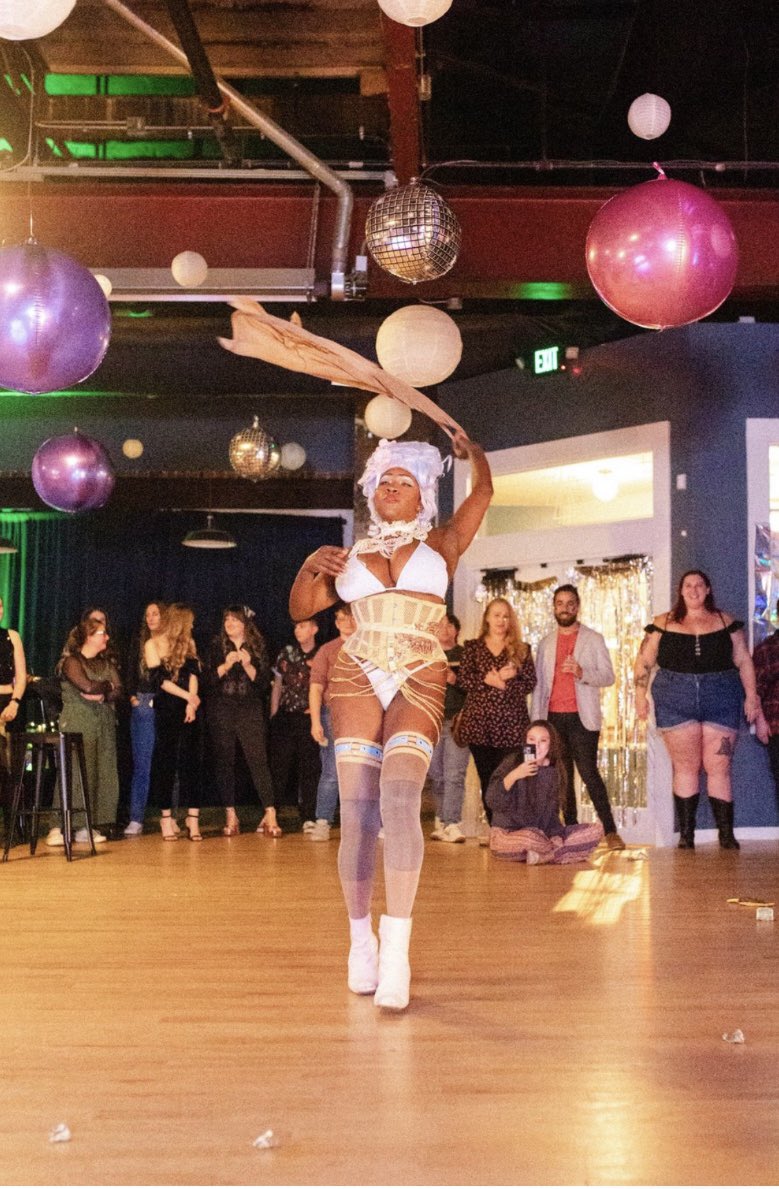 Thaoriginalgata's tweet image. I want to do #burlesque everywhere I travel. I’ll be in New Orleans, Las Vegas and Cleveland, Ohio in March and April
#blackburlesque #showgirl #burlesqueperformer #showgirl #lifeofashowgirl #thatrueoriginalgata #screamqueen
