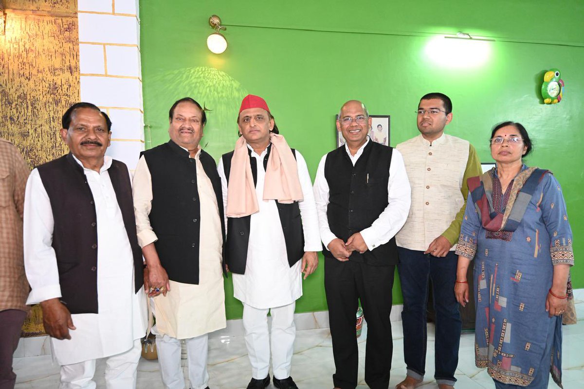 डॉ. ओंकार सिंह यादव जी के पिता स्वर्गीय गंगासागर यादव जी के निधन का समाचार अत्यंत दुखद है। उन्नाव में  उनके आवास पर पहुँचकर श्रद्धांजलि अर्पित की। ईश्वर दिवंगत आत्मा को शांति प्रदान करें।