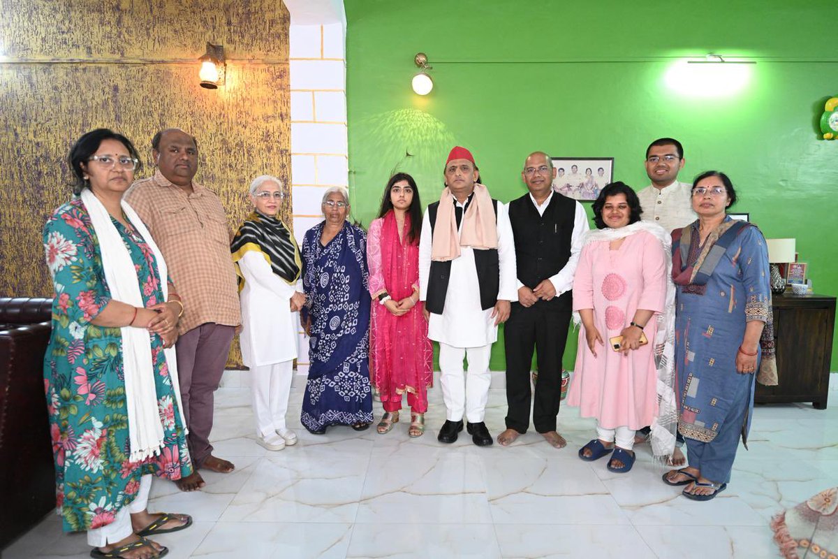 yadavakhilesh's tweet photo. डॉ. ओंकार सिंह यादव जी के पिता स्वर्गीय गंगासागर यादव जी के निधन का समाचार अत्यंत दुखद है। उन्नाव में  उनके आवास पर पहुँचकर श्रद्धांजलि अर्पित की। ईश्वर दिवंगत आत्मा को शांति प्रदान करें। https://t.co/10e1DDHntd