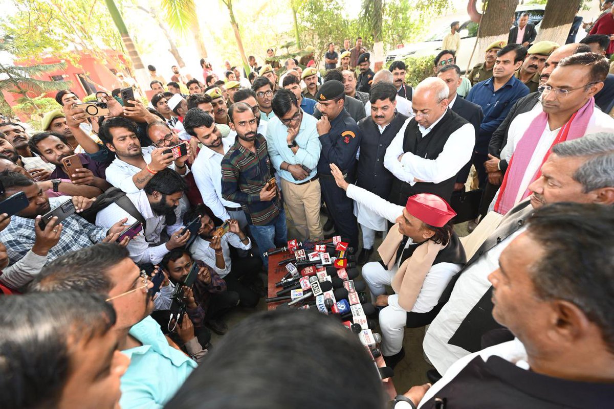 yadavakhilesh's tweet photo. डॉ. ओंकार सिंह यादव जी के पिता स्वर्गीय गंगासागर यादव जी के निधन का समाचार अत्यंत दुखद है। उन्नाव में  उनके आवास पर पहुँचकर श्रद्धांजलि अर्पित की। ईश्वर दिवंगत आत्मा को शांति प्रदान करें। https://t.co/10e1DDHntd