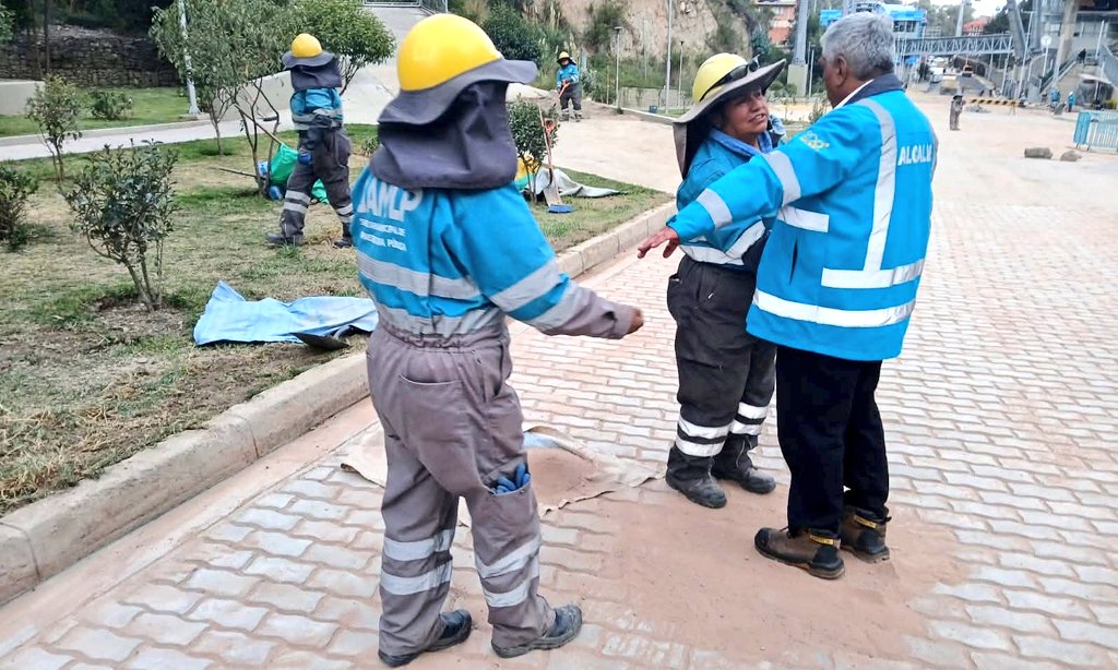 SMIPLaPaz's tweet photo. #LaPaz| ¡Cuenta regresiva! Alcalde inspecciona la renovada avenida del Poeta.
AQUÍ DETALLES 👉: https://t.co/y8xmZE23br

#DeLaTormentaALaEsperanza
@ivanariasduran #AvDelPoeta #Emergencias 
@LaPazAlcaldia @SMRGV_GAMLP @SMIPLaPaz https://t.co/bP3XLtTCUs