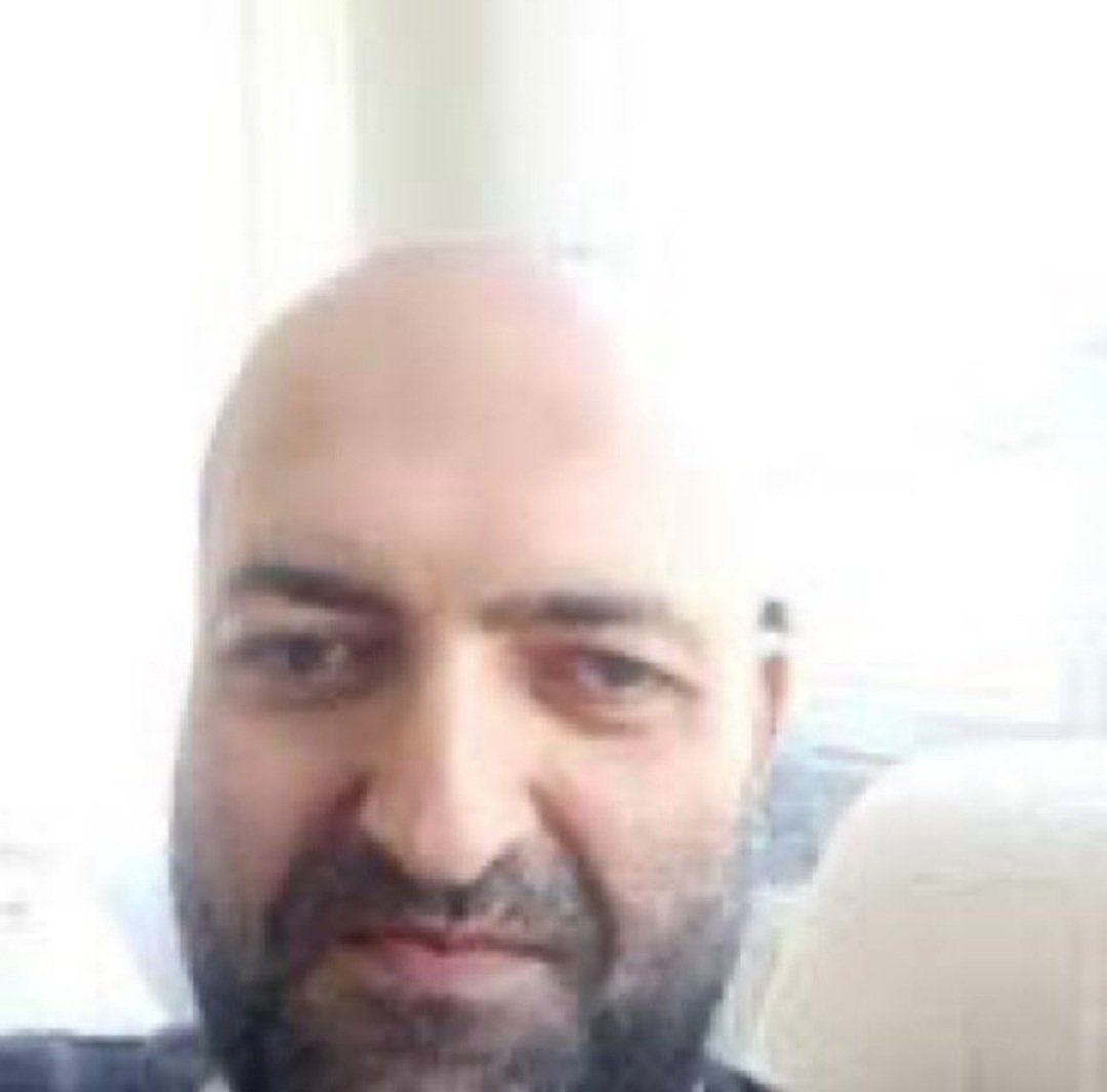 saktas2029's tweet photo. Barbaros Arif Nacaroğlu; denilen fotoğrafda ki şizofren; bu fotoğrafın ilk deşifre olmasından dolayı birini dava ediyor:) ben değilim diye... :) 
Davacı; Barbaros Arif Nacaroğlu,
Davalı; xxx 
Bu dava halâ devam ediyor. Neden sonuçlanmıyor biliyormusunuz :)
++ https://t.co/nxC0FViDhL