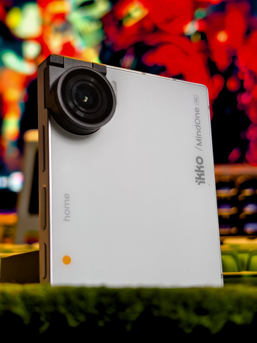 There are good phones, there are cool phones, and then there's this 🤩

The Ikko Mind One Pro...