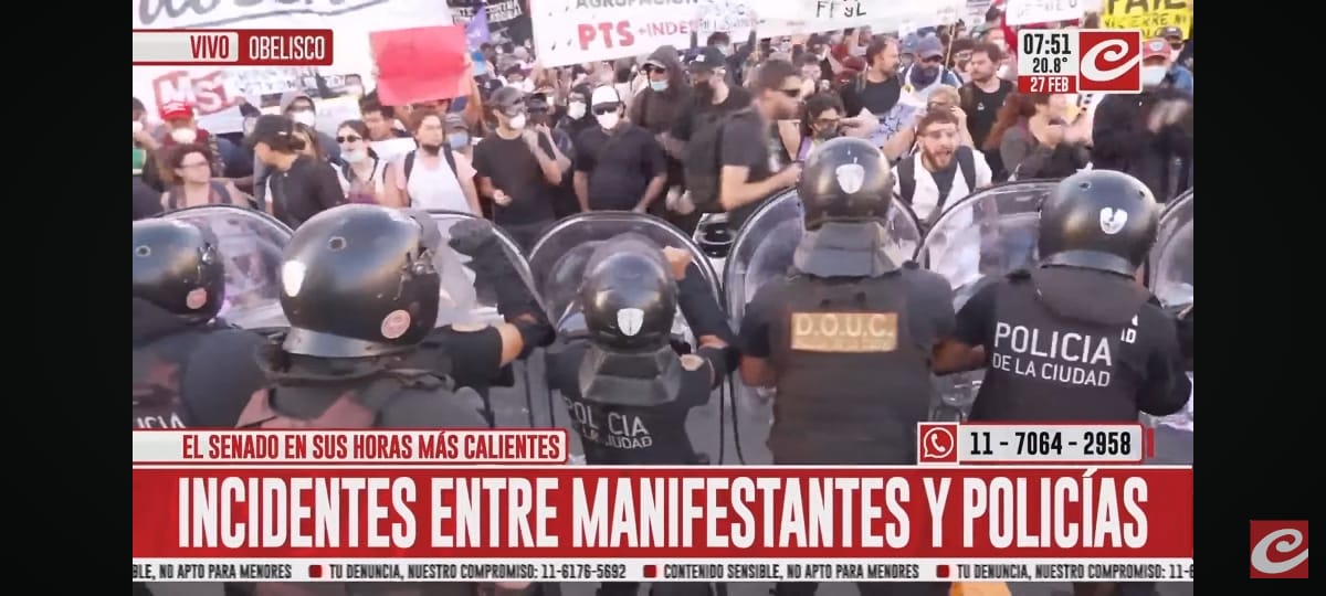 OctavioCrivaro's tweet photo. Manifestantes, docentes, estudiantes, el @PTSarg - @Fte_Izquierda, corta en el obelisco en rechazo a la aprobación de la reforma laboral y en apoyo a los trabajadores de Fate. Los trabajadores dan una lucha testigo contra los empresarios vaciadores. https://t.co/SDHxX2nh5x