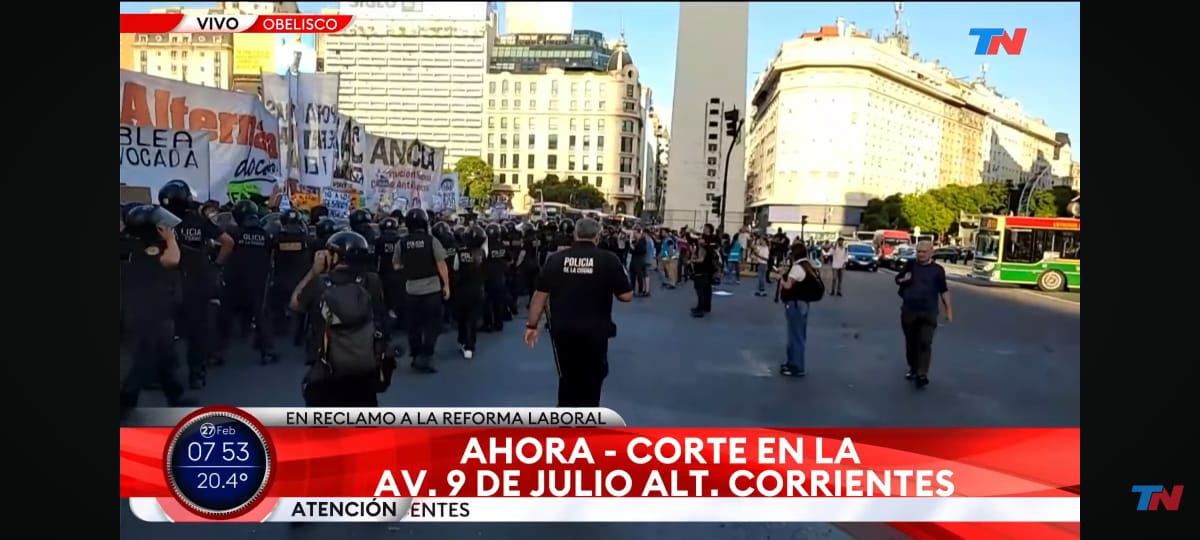 OctavioCrivaro's tweet photo. Manifestantes, docentes, estudiantes, el @PTSarg - @Fte_Izquierda, corta en el obelisco en rechazo a la aprobación de la reforma laboral y en apoyo a los trabajadores de Fate. Los trabajadores dan una lucha testigo contra los empresarios vaciadores. https://t.co/SDHxX2nh5x