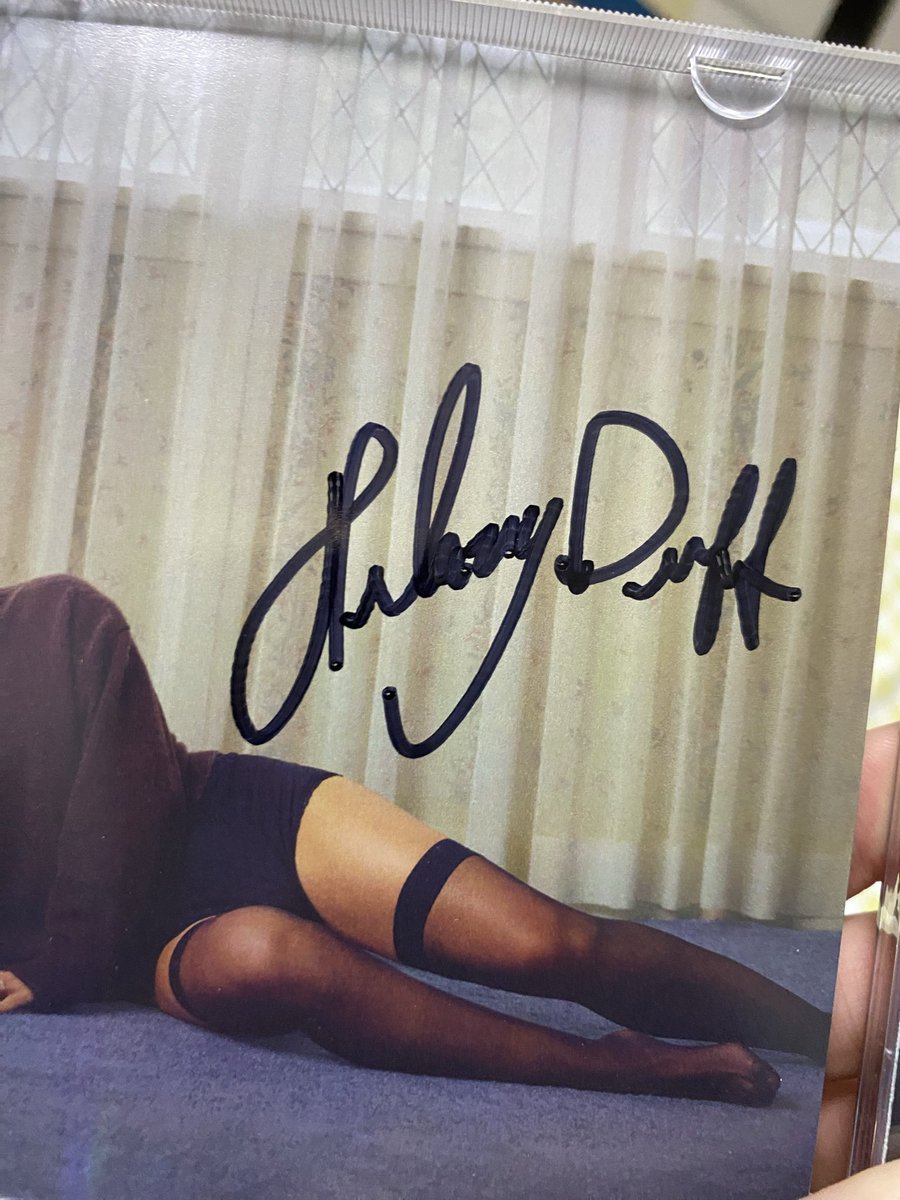 jmtayofficial's tweet photo. Can anyone tell if my @HilaryDuff signed album is real or autopen? #HilaryDuff https://t.co/B7eNyZFQbh