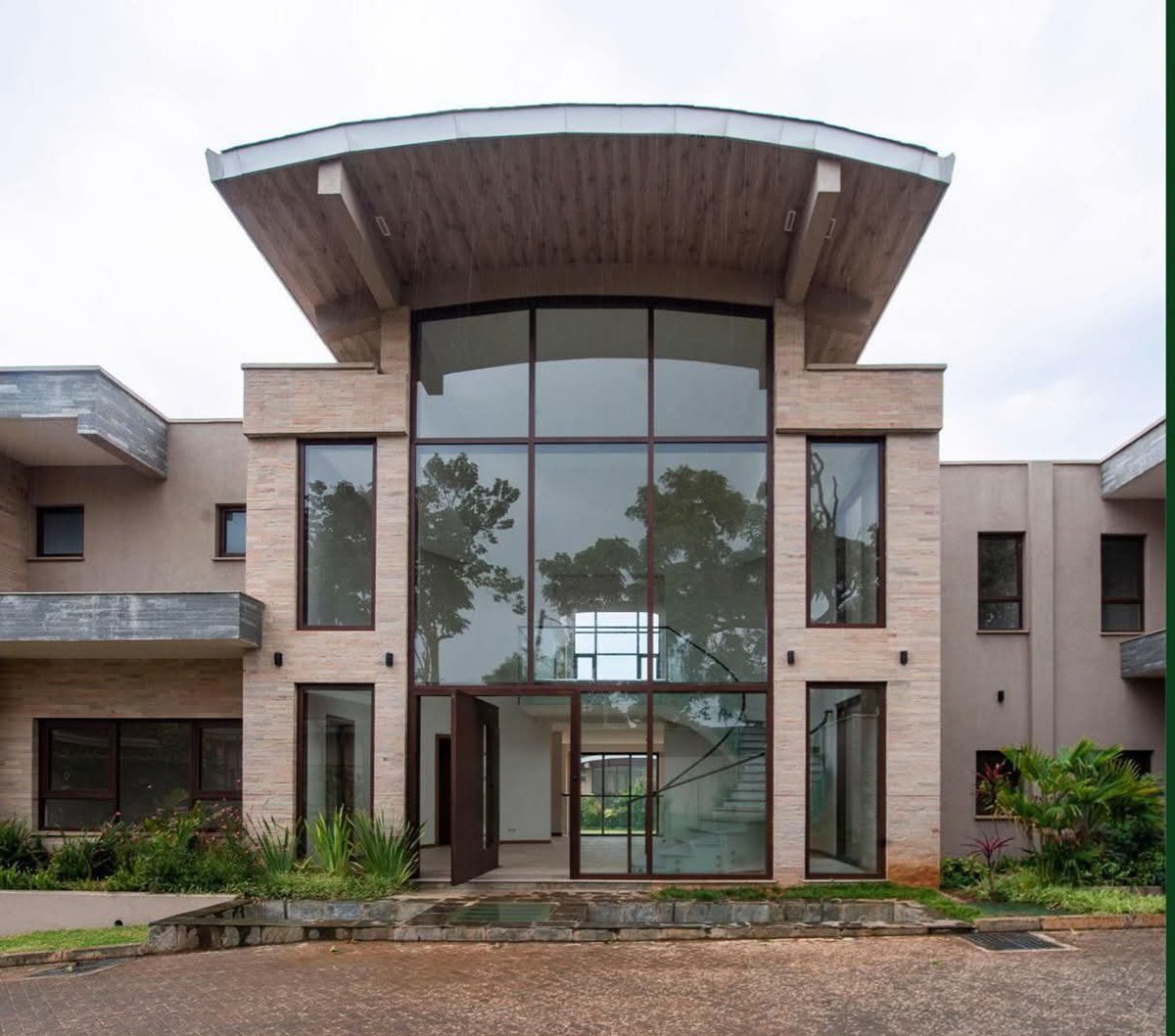DeepStateK1's tweet photo. What is it with Employees/Former Employees of @KRACorporate @KRACare ...they have to be taken to court to pay debts and even salaries to their domestic workers. This particular one who lives in this luxury villa hasn't paid her househelp since Dec 2025. Details coming 
Cabinet https://t.co/fC8WmaBbOp