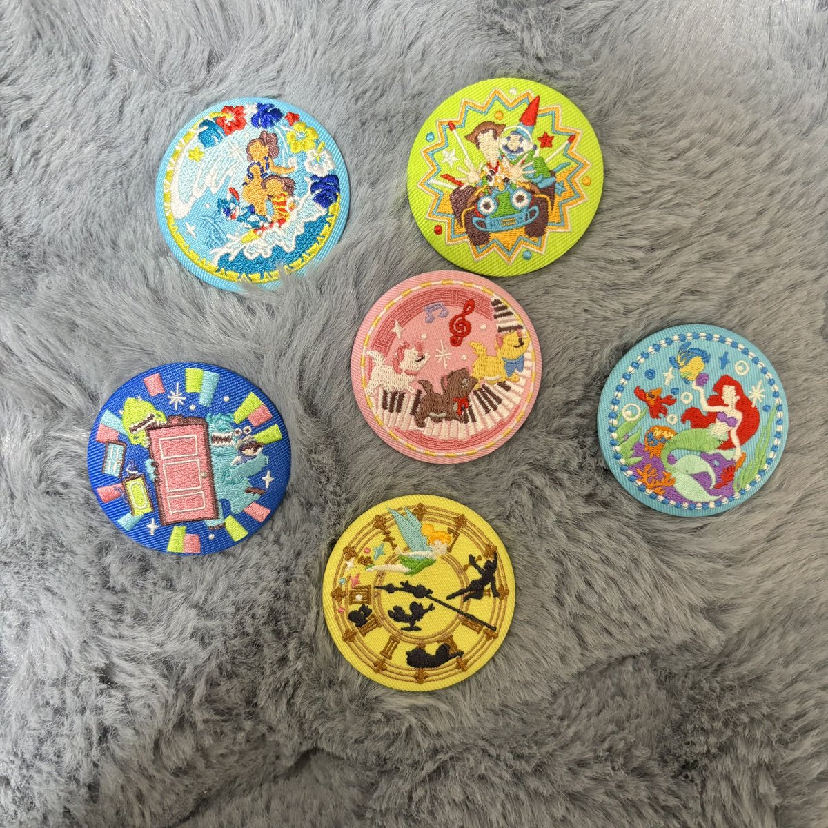 ディズニー 刺繍缶バッジ 定価でのお譲り先を探しております。 お気軽