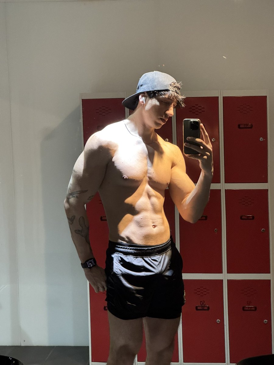 ǟʀȶɛʍɨʂ tweet media