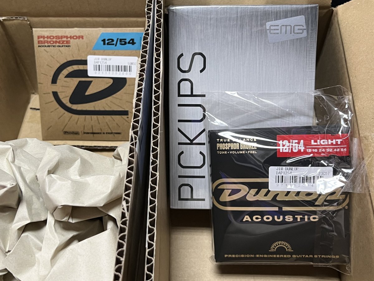 SDMF_Inc's tweet image. 尼、モノタロウ
(置き配指定)

音家
(19時以降手渡し)

ポチったの全て届きました🙆

音家からの、
何故か📦箱2つで届いたけど、
ポチったアコギ弦3セット中、1セットだけ別口発送だった見たい。

1セットで届いたの
パッケージが旧パッケージやな。

#音家 #サウンドハウス
#EMG #JimDunlop