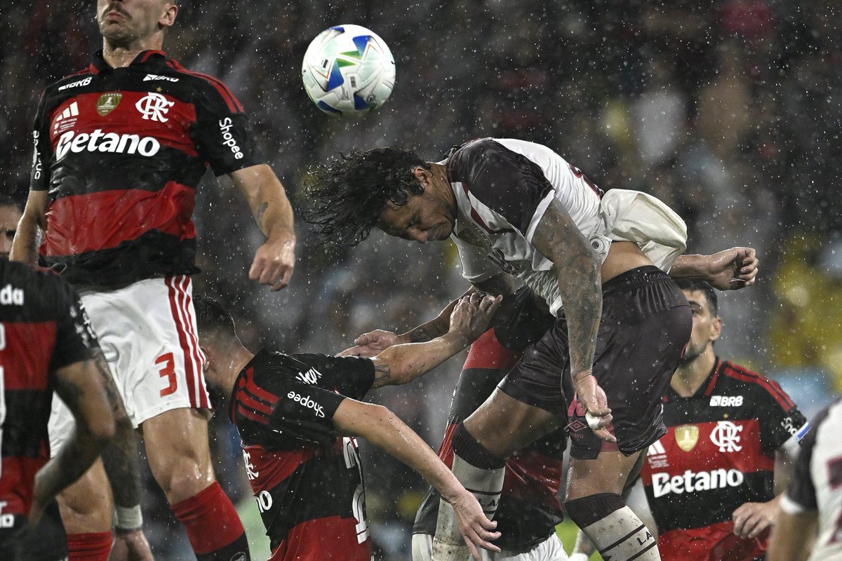 clublanus's tweet photo. EL CABEZAZO DE JOSÉ MARÍA CANALE EN EL MARACANÁ indicó que le gusta tu post. https://t.co/hFamz6EGyj
