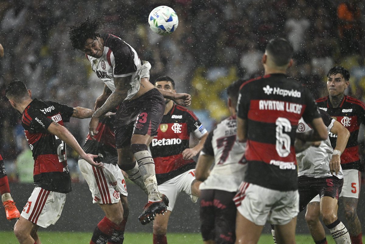 clublanus's tweet photo. EL CABEZAZO DE JOSÉ MARÍA CANALE EN EL MARACANÁ indicó que le gusta tu post. https://t.co/hFamz6EGyj