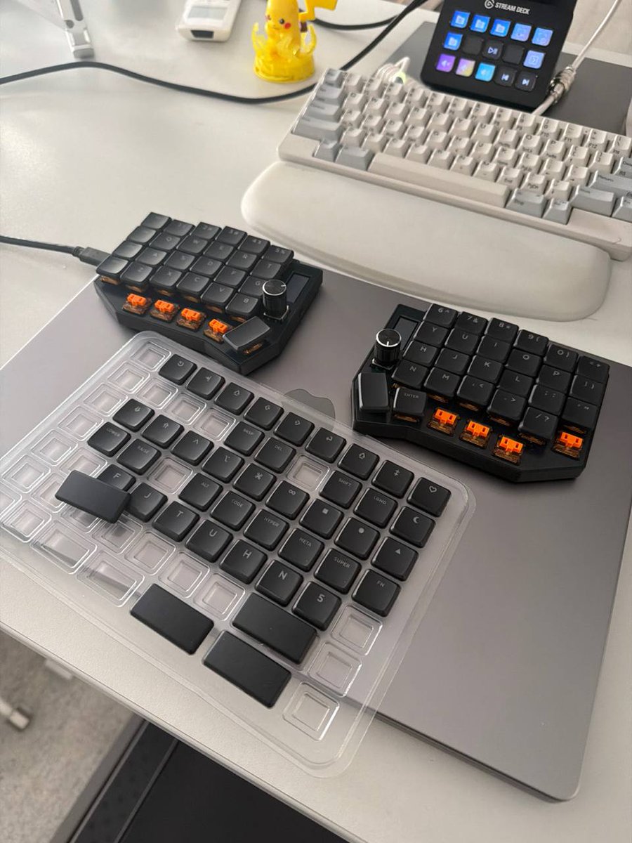 merkmoi's tweet photo. It's time to switch to a split keyboard! https://t.co/oO2iIbLCtc