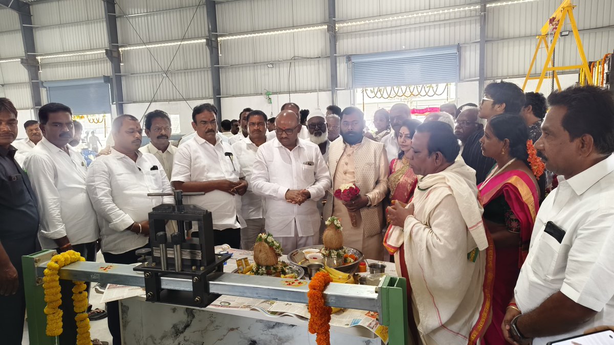 PuttaSudhakarY's tweet photo. మైదుకూరు పట్టణం బద్వేల్ రోడ్డులో (పాత సంత) ఇండస్ట్రియల్ ఏరియాలో ఏర్పాటు చేసిన చొక్కం ప్రసాద్ బ్రదర్స్ ట్రాన్స్ఫార్మర్స్ మాన్యుఫ్యాక్చరింగ్ మరియు రిపేరింగ్ ఫ్యాక్టరీ ప్రారంభోత్సవ కార్యక్రమానికి ముఖ్య అతిథిగా హాజరై ప్రారంభించడం సంతోషంగా ఉంది. https://t.co/FdhYw9pLya