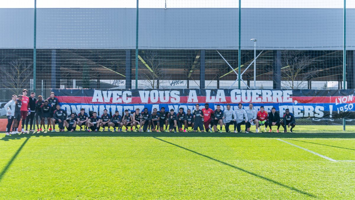 "Avec vous à la guerre" : une banderole déployée au Groupama #OL Training Center avant l’Olympico
#GOLTC #OMOL 
(Lyon Foot : olplus.fr/U5U29)