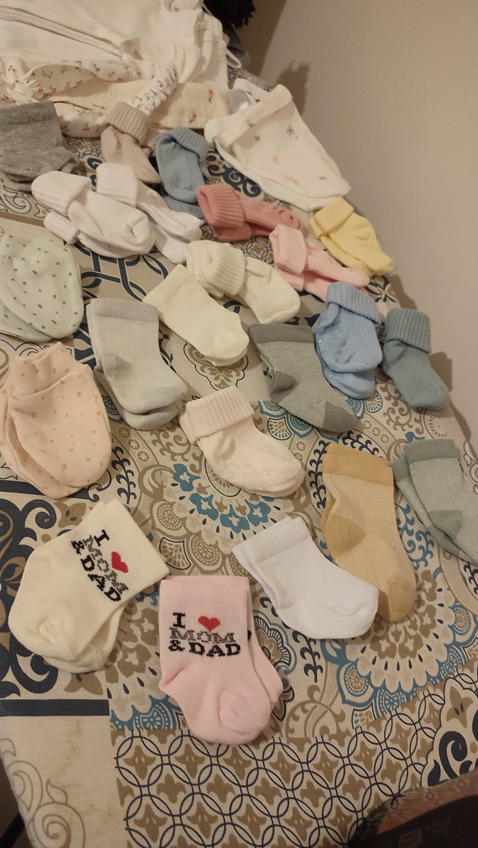 Ütüyü sevmediği için en ütü istemeyen kıyafetleri alan ben iki insan tanesinin çoraplarını ütüledim biraz önce 🫠