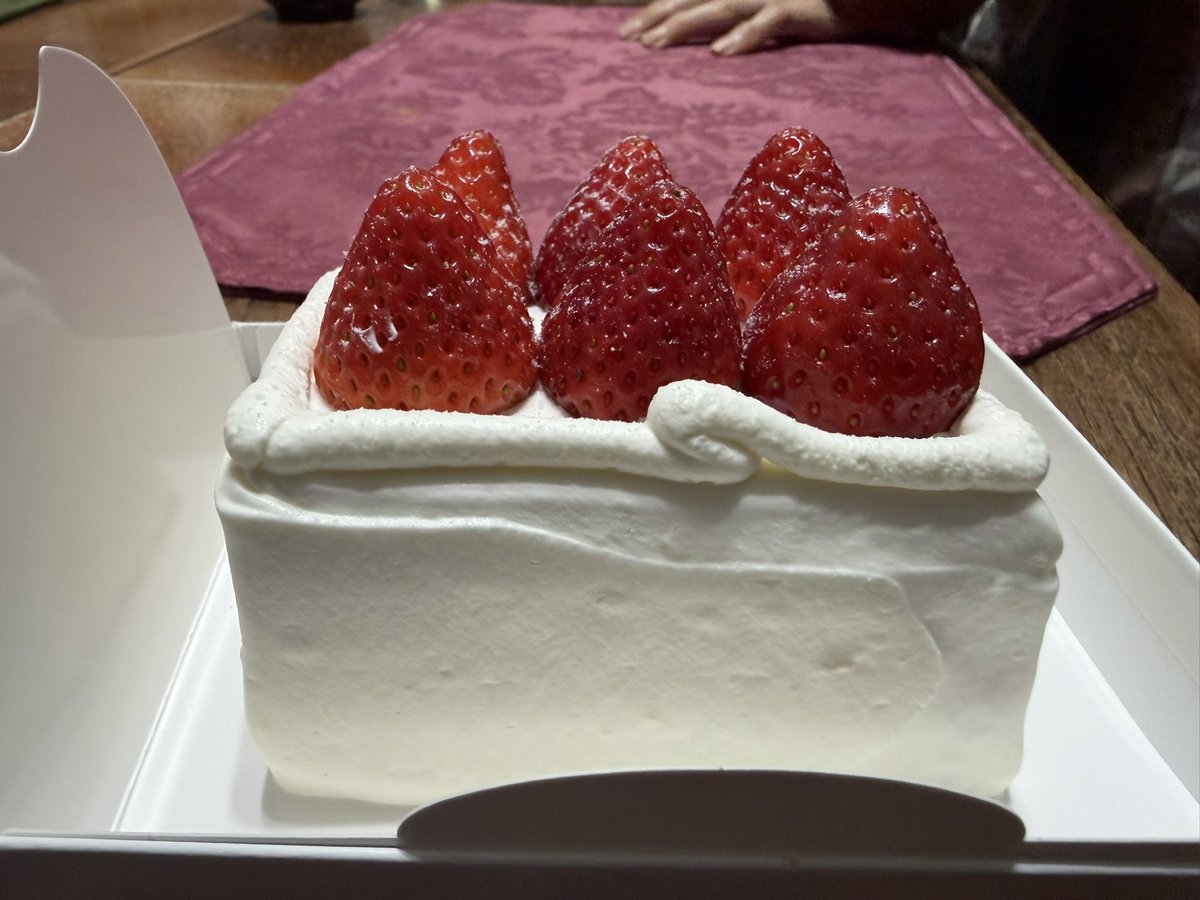 1028suke_sam's tweet image. 今日は、母の誕生日🎂
おめでとう🎉㊗️
#TOPS で、ケーキを買って帰りました😃
#苺のロマノフ 美味しかった😋