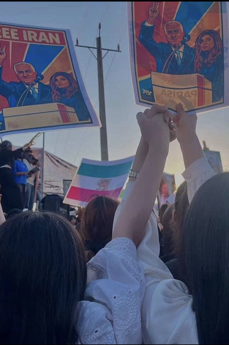 «شاه میاد به کشورش، ممسنی پشت سرش»
جاوید شاه🇮🇷