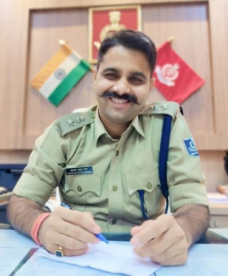 दबंग IPS छोटे से गांव से जन्मे गरीब परिवार में जन्म लिया भारतीय पुलिस सेवा के कर्तव्यनिष्ठ अधिकारी श्री प्रहलाद मीना जी (IPS) को जन्मदिन की आत्मीय बधाई एवं अनंत शुभकामनाएं। ईश्वर से आपके उत्तम स्वास्थ्य, यशस्वी जीवन और उज्ज्वल भविष्य की मंगल कामना करता हूँ।"🎂💐
<a href="/IPS_Prahlad/">Prahlad Meena / प्रहलाद मीना, IPS</a>