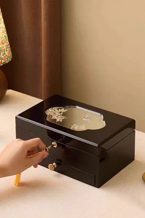 ジュエリーボックス、レトロ可愛い雰囲気。大容量でたくさん収納できる