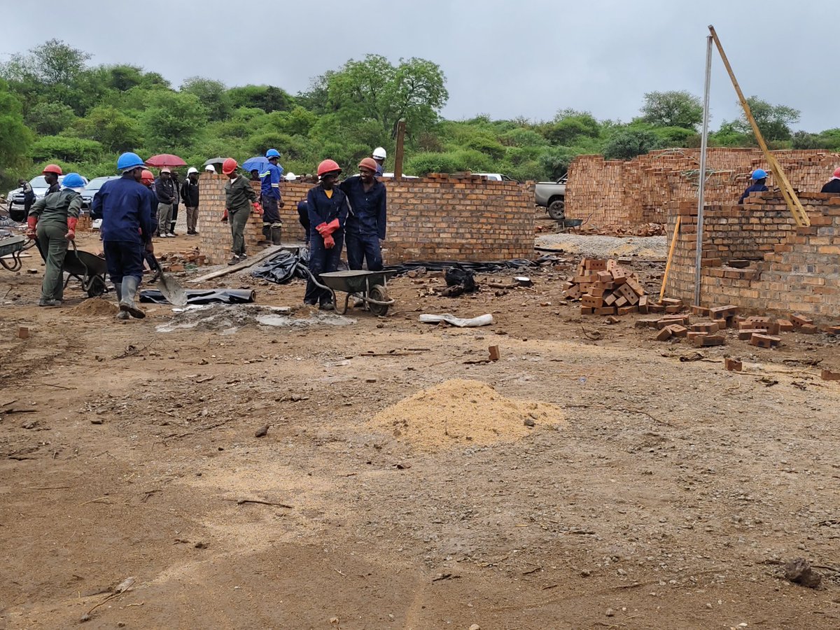 MinSport_ArtsZw's tweet photo. Construction of Isizinda culture centre in progress. @MinSport_ArtsZw  Permanent Secretary Mr. N. Moyo expressed gratitude to ZDF artisans and 30 (20M : 10) local community employees who are fast tracking the progress. https://t.co/YhrdAYby9t