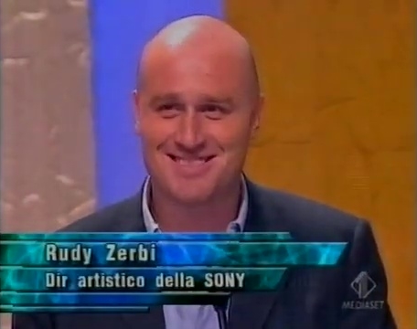 alessiouchihax's tweet photo. Vi sblocco un ricordo
Anna Pettinelli e un giovane Rudy Zerbi (sempre uguale da allora!) tra i giurati del reality show canoro condotto da Miguel Bosè "Operazione Trionfo" (Italia 1, 2002)
#AscoltiTv #CosediTv #Vintage #Mediaset #anni2000 #Sanremo2026 #amici24 #amici25 https://t.co/KY35nW6x1O