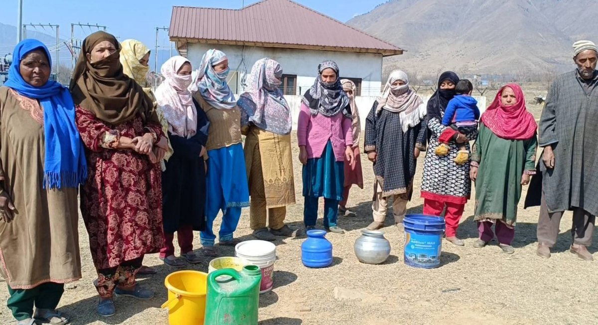 kntnewsagency's tweet image. Inhabitants of the Pushaad area of Tral in South Kashmir’s #Pulwama district on Friday staged a peaceful protest against acute water scarcity, urging authorities to take immediate corrective measures.