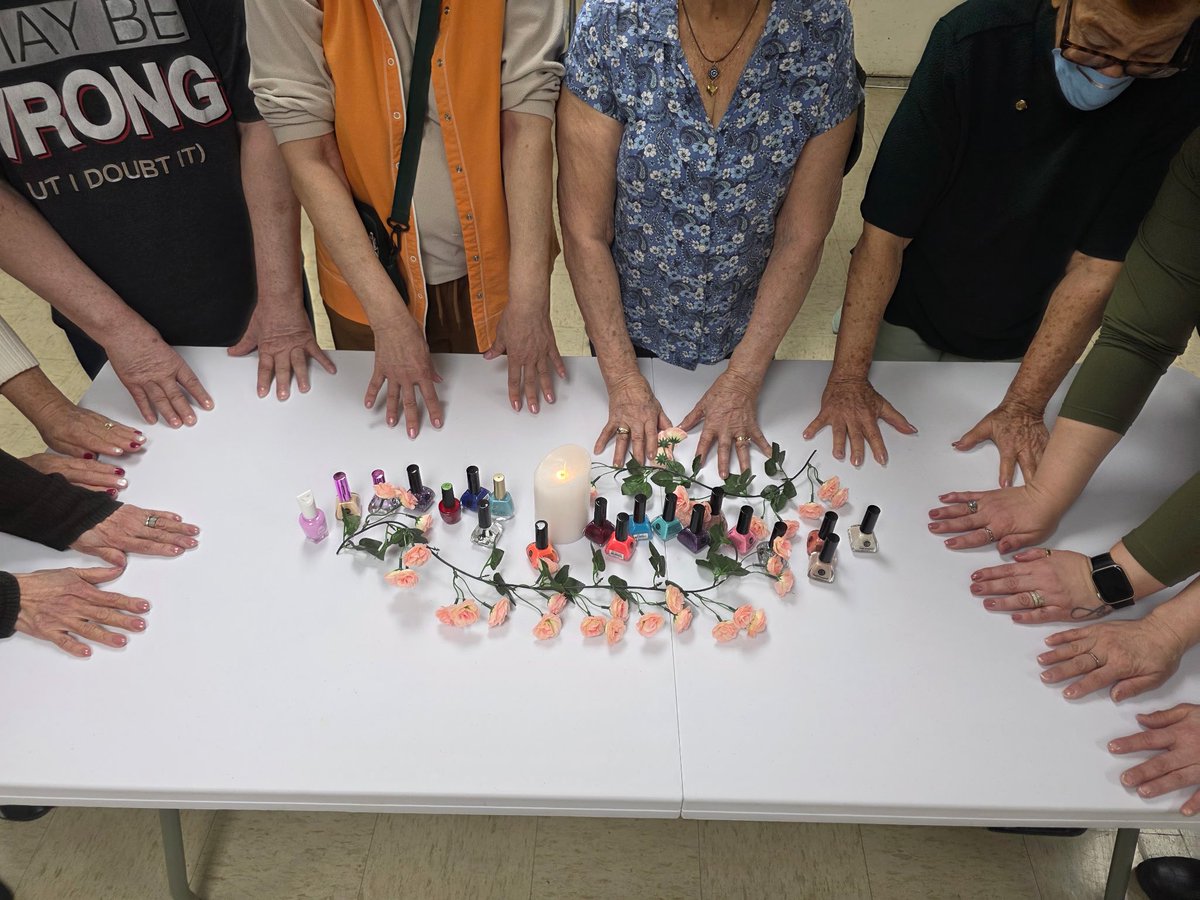 NYPD110Pct's tweet image. Our youth leadership council has been helping the elderly at the local senior center to combat loneliness and depression. #Elmhurst #Corona