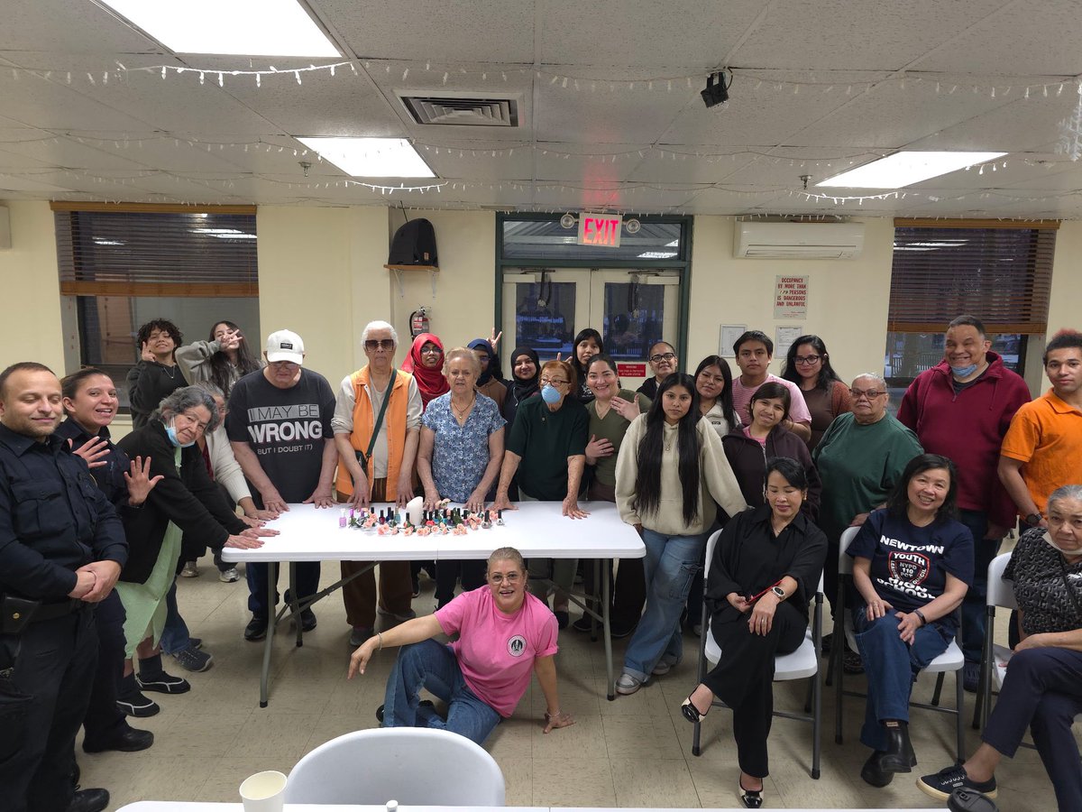 NYPD110Pct's tweet image. Our youth leadership council has been helping the elderly at the local senior center to combat loneliness and depression. #Elmhurst #Corona