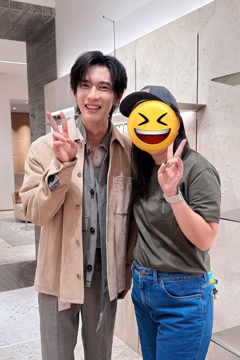 คือวันก่อนไปอยู่ช้อป Tod’s รอคุณเพื่อนลองชุด แล้วน้องพูห์กับพาเวลเดินเข้ามาในร้านเพื่อลองชุดไปงาน นี่ก็ไม่กล้าถ่ายรูปอะไรเพราะเป็นเวลาส่วนตัว แต่ SA ท้อดส์รู้ว่าเรารู้จักน้อง เพราะวันก่อนเม้าท์ไว้เยอะว่าน้องก็จะมางานท้อดส์นะ เอารูปน้องให้เขาดู เขาเลยไปถามน้องให้ว่า ถ่ายรูปได้มั๊ย