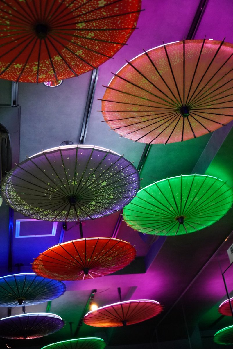 オープンしました‼️
本日も朝7時まで！

ジパング豆知識🫛👨‍🎓②

シーシャの注文時、
ヒアリングをするスタッフによって、
持ち味があり、一緒に決めていくフレーバーの系統が変わります‼️🤡

今日も元気にお待ちしております！😄

本日の出勤
しゅんや 20:00〜
めぐ 21:00〜
えん 21:00〜