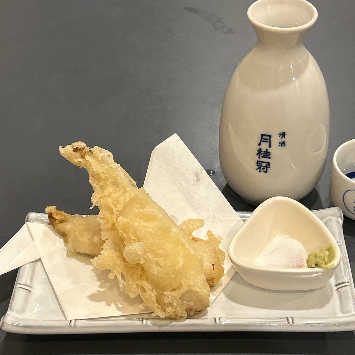 overflag's tweet photo. まとし屋さんで高級魚ホウボウの天ぷらに燗酒を合わせて舌鼓。タイに似た上品な白身ですが、タイよりも甘みが強く、モチッとした弾力があります。で、今週もホタルイカを酢みそでいただきました。
#谷中 #まとし屋 #居酒屋 #酒 #日本酒 #月桂冠 #夕やけだんだん #ホウボウ #ホタルイカ #荒川区 https://t.co/K3obOH6uLU