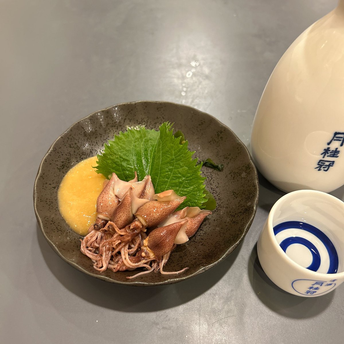 overflag's tweet photo. まとし屋さんで高級魚ホウボウの天ぷらに燗酒を合わせて舌鼓。タイに似た上品な白身ですが、タイよりも甘みが強く、モチッとした弾力があります。で、今週もホタルイカを酢みそでいただきました。
#谷中 #まとし屋 #居酒屋 #酒 #日本酒 #月桂冠 #夕やけだんだん #ホウボウ #ホタルイカ #荒川区 https://t.co/K3obOH6uLU