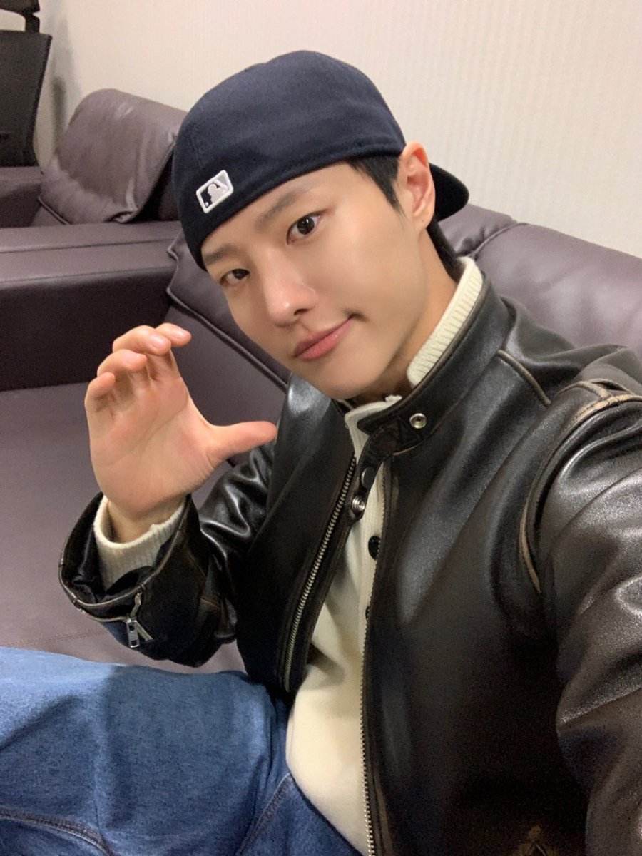c_woodzofficial's tweet photo. [📷]
260227 배철수의 음악캠프

여니 머하러 온거야? 축구 얘기 하러 온거야?
아~ 영화랑 정규 앨범 얘기 하러 왔구나 😁

은근히 대박 잘생긴 우즈
오늘도 퍼컬이 라디오 인증 완료 😎

#WOODZ #우즈
#배철수의음악캠프 https://t.co/aZAjrs6oer