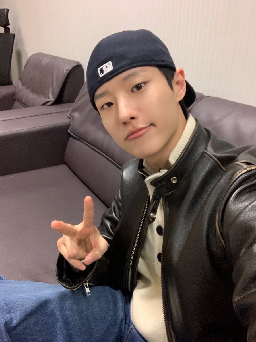 c_woodzofficial's tweet photo. [📷]
260227 배철수의 음악캠프

여니 머하러 온거야? 축구 얘기 하러 온거야?
아~ 영화랑 정규 앨범 얘기 하러 왔구나 😁

은근히 대박 잘생긴 우즈
오늘도 퍼컬이 라디오 인증 완료 😎

#WOODZ #우즈
#배철수의음악캠프 https://t.co/aZAjrs6oer
