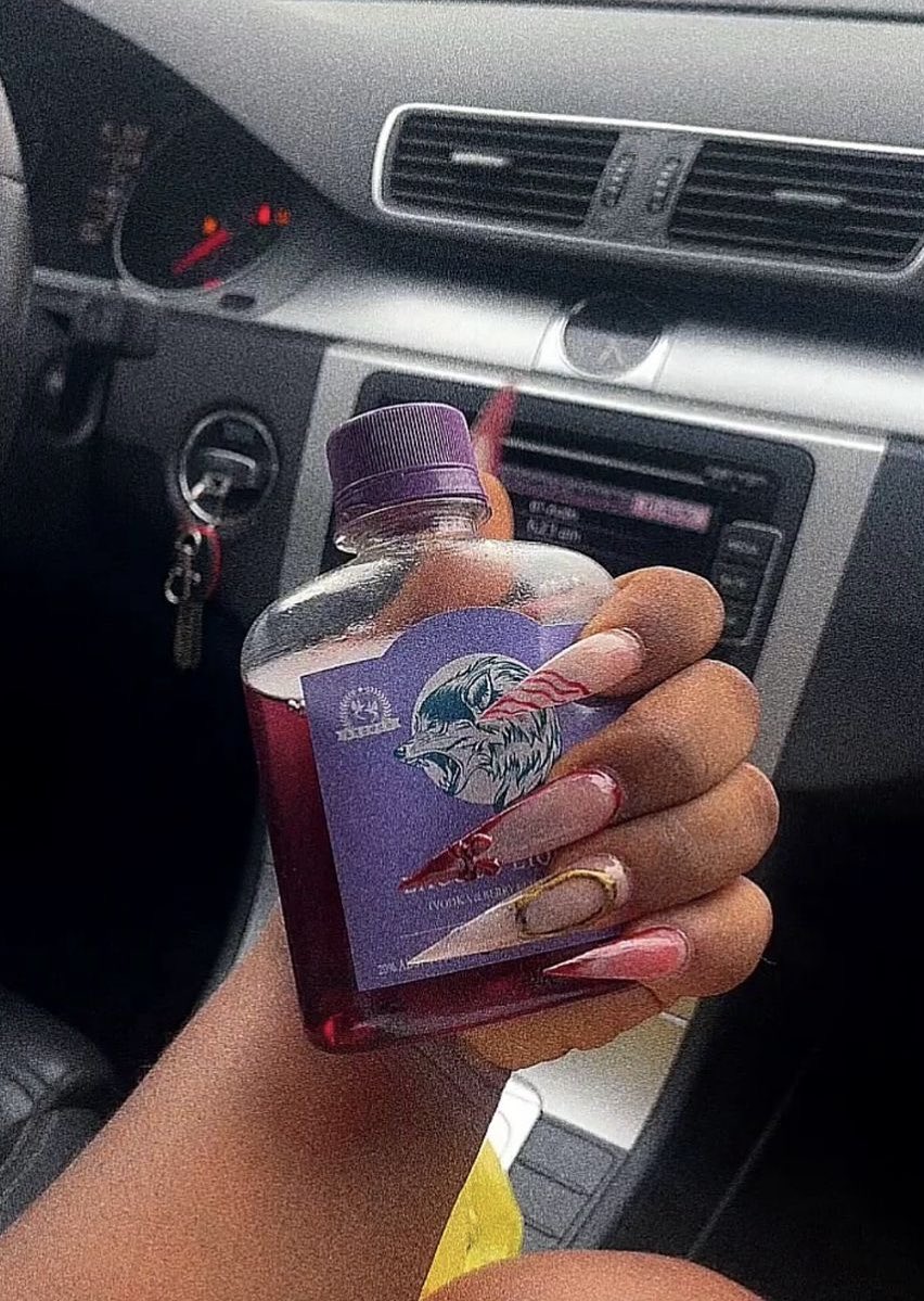 Check out my nails 🤭🤭🤭 my nail tech did justice to it 🤭🤭 I love this 🦋🦋🦋🦋🦋🦋