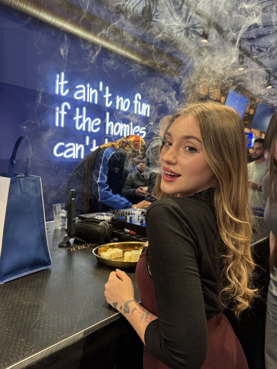 Msloudqueen's tweet photo. Omfg I just smoked with SNOOP DOGG
#thadogghouse #snoopdogg https://t.co/GjOtecpJ9z