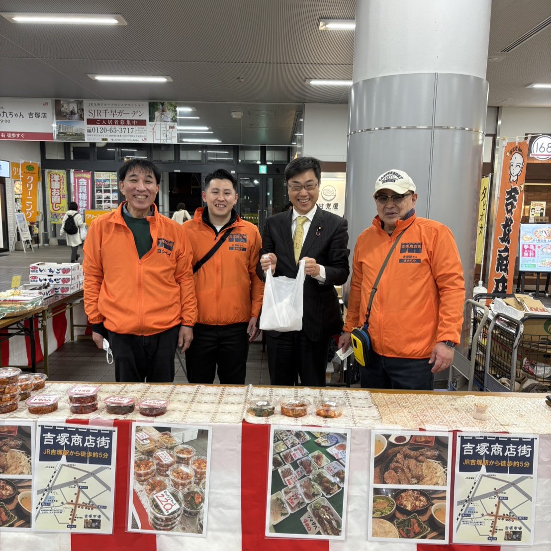 Image for the Tweet beginning: 福岡に戻りました。
JR吉塚駅にて、吉塚商店街のブースが出店されてあり、お美味しそうなキムチを買いました。
今日はキムチと白ご飯を頂きます。
有難うございました。 