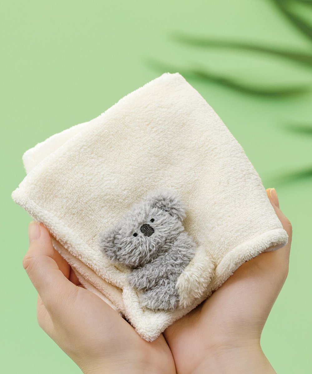 otaINF0's tweet photo. 『ぎゅっとしがみつく赤ちゃんコアラハンカチ』

東山動植物園のコアラたちの貴重な赤ちゃん時代を再現。
ママの背中にしがみつく後ろ姿をいつでも愛でられるハンカチは、生地をぎゅっとつかむ様子やおむつをはいているみたいな白いおしりがポイントです。
https://t.co/7bPlHMuP0E https://t.co/XQ9wSnnFBT