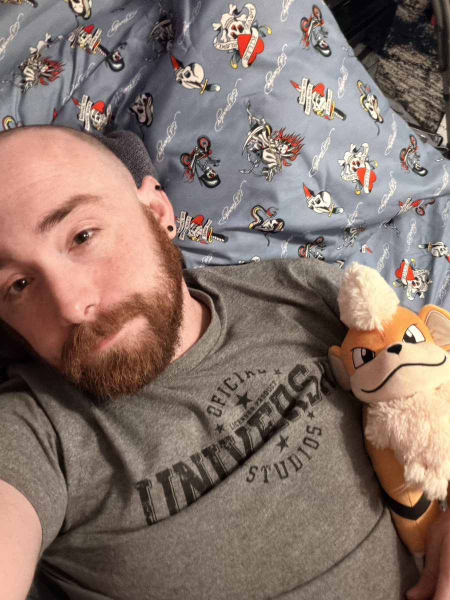HRHStumpy's tweet photo. Head shaved once again due to hair sticking up at funky angles, ima start doing this as my normal I think 😇 

#nolegday #amputee #amputeelife #shavedhead #nerdy https://t.co/jEvGLTzPAm