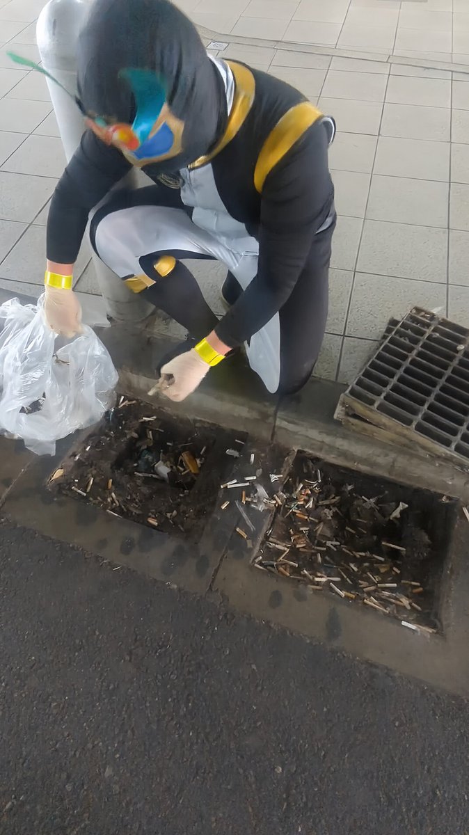 iijNWqUQ7i41630's tweet photo. 排水溝に煙草を捨てると危険。

渋谷駅の近くには1つの排水溝だけでも何百本、同じ状態の排水溝が10箇所以上並ぶ一本道があるが、たまに煙草で詰まり排水機能を失う。

時折、私も煙草を掻き出して詰まらないように努めてますが、豪雨のタイミングで詰まったままだと｢冠水｣します。

『人災』ですよ本当に...

#リアルライフヒーロー