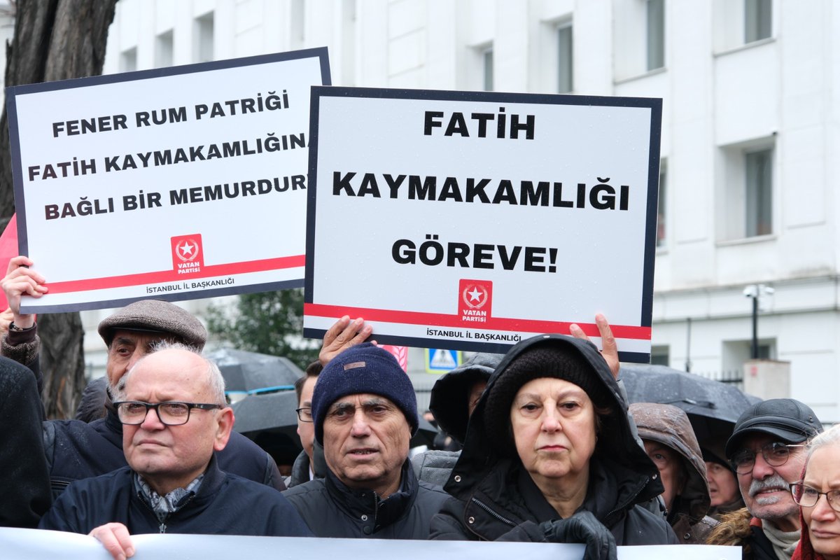 VatanPartisiist's tweet photo. ABD'NİN EKÜMENİKLİK PROJESİNE GEÇİT YOK!

“Ekümeniklik” iddia eden Fener Rum Patrikhanesi’nin bağlı olduğu Türkiye Cumhuriyeti Fatih Kaymakamlığı önündeyiz!

Türkiye’nin egemenlik haklarını tanımayan, Türkiye Cumhuriyeti Devleti’nin Anayasasına ve yasalarına aykırı faaliyet yürüten, Lozan Anlaşması’nı ihlal eden, Türkiye’nin dost ülkelerle ilişkilerini dinamitleyen Fener Rum Patrikhanesi’nin sakıncalı faaliyetlerine dair idarî inceleme talebini içeren dilekçemizi Fatih Kaymakamlığına teslim ettik.

Türkiye Cumhuriyeti Hükümetini ve Fatih Kaymakamlığını derhal göreve çağırıyoruz!