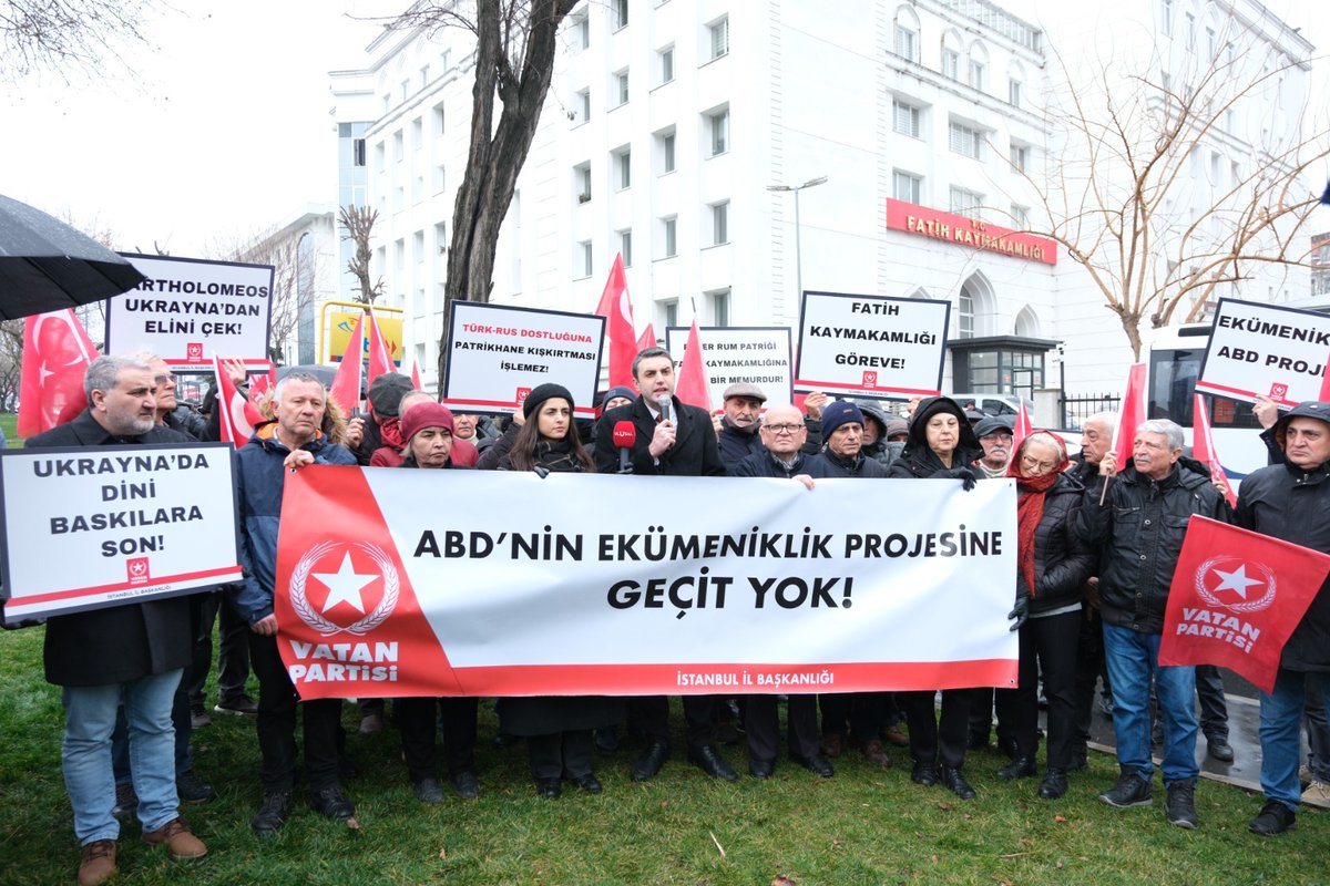 VatanPartisiist's tweet photo. ABD'NİN EKÜMENİKLİK PROJESİNE GEÇİT YOK!

“Ekümeniklik” iddia eden Fener Rum Patrikhanesi’nin bağlı olduğu Türkiye Cumhuriyeti Fatih Kaymakamlığı önündeyiz!

Türkiye’nin egemenlik haklarını tanımayan, Türkiye Cumhuriyeti Devleti’nin Anayasasına ve yasalarına aykırı faaliyet yürüten, Lozan Anlaşması’nı ihlal eden, Türkiye’nin dost ülkelerle ilişkilerini dinamitleyen Fener Rum Patrikhanesi’nin sakıncalı faaliyetlerine dair idarî inceleme talebini içeren dilekçemizi Fatih Kaymakamlığına teslim ettik.

Türkiye Cumhuriyeti Hükümetini ve Fatih Kaymakamlığını derhal göreve çağırıyoruz!