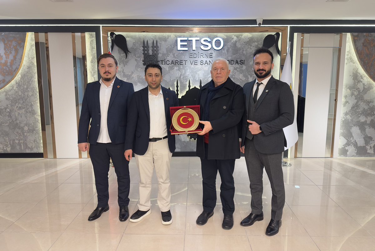 Edirne Devlet Memurları Konfederasyonu ve Genç Sağlık Sendikası İl Başkanı Sedat Bahadır, Başkan Vekili Fatih Tüzel ve Başkan Yardımcısı Ali Kale, Odamız Yönetim Kurulu Başkanı Sezai Irmak’ı ziyaret etti. 

Nazik ziyaretleri dolayısıyla Edirne Devlet Memurları Konfederasyonu ve