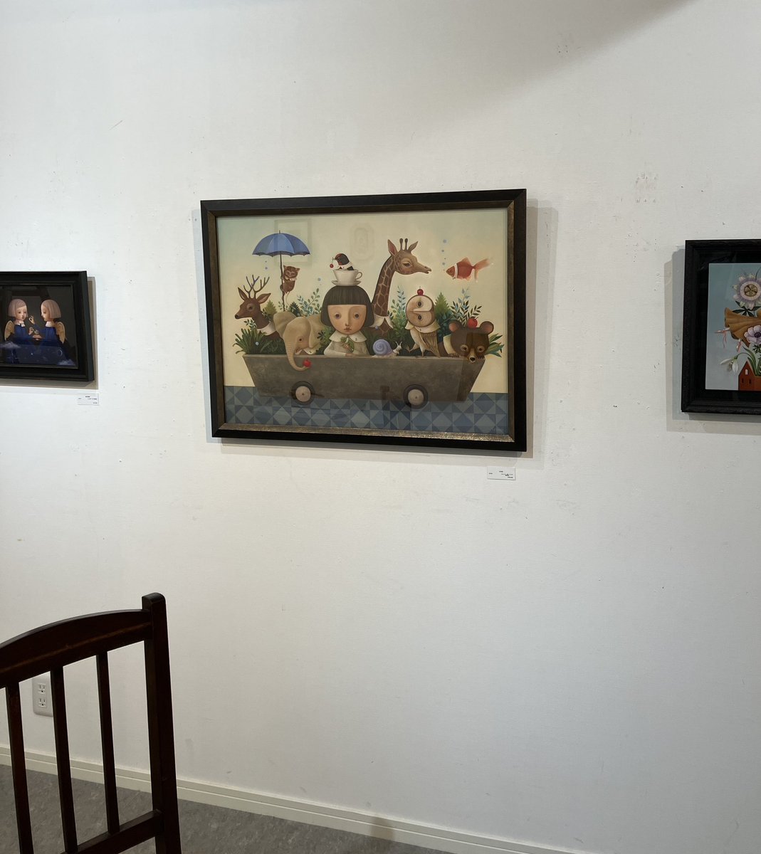 画集いっぱいご用意しております！画集には特典の直筆サイン入りの