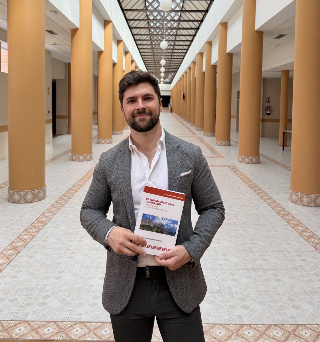 Muy contento de poder compartir (por fin) la monografía resultante del XXII Premio Manuel Giménez Abad:
“El iliberalismo tras la máscara: la perversión de la democracia constitucional”.