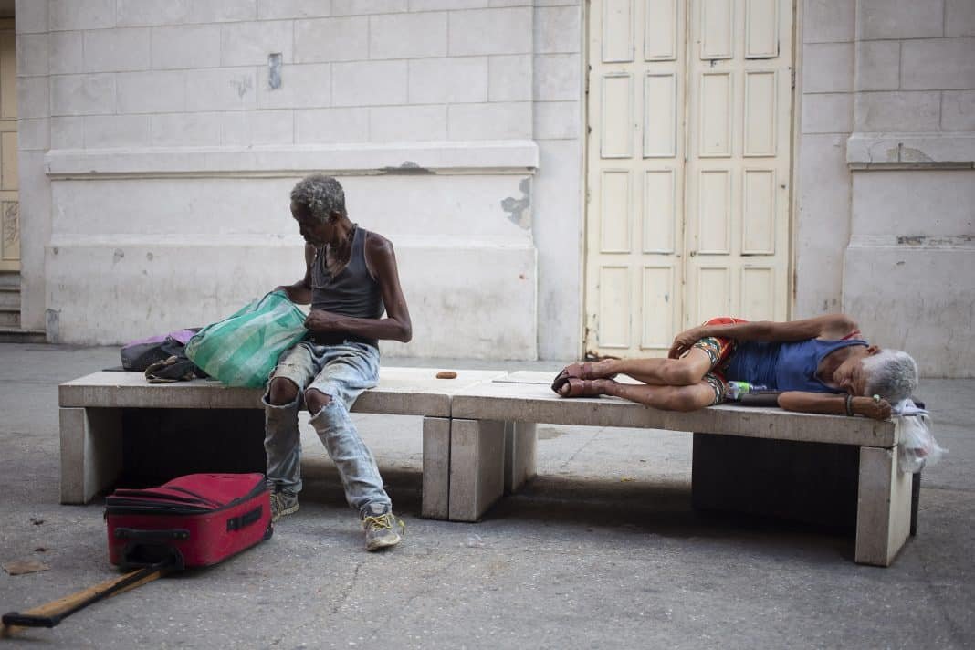 Cuba cansa. De verdad.
Desgasta.
Te drena.
Te pone a prueba los nervios y te los destroza.
Uno no vive ni malvive en Cuba.
Apenas se sobrevive.
Uno anda como zombi, anestesiado, enajenado.
Entre los malos olores por todas partes, la decepción de despertar en el mismo entorno y la
