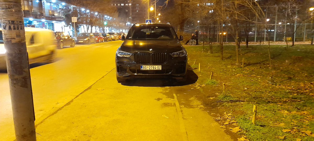 Синоћ иза Енјуба, изванредна бахатост, ни пролаза за пешаке на тротоару.
Иза мојих леђа је знак за забрањено заустављање И паркирање.

Нека остане забележен.