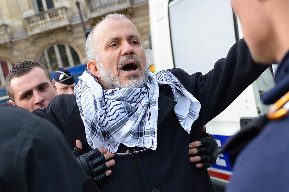 BastionMediaFR's tweet photo. 🔴🇫🇷 𝗔𝗟𝗘𝗥𝗧𝗘 𝗜𝗡𝗙𝗢 — 20 ANS DE RÉCLUSION ont été requis en appel contre Abdelhakim Sefrioui et Brahim Chnina, reconnus coupables d’avoir lancé une « campagne de haine » contre le professeur Samuel Paty avant son assassinat.

En première instance, le prédicateur islamiste Abdelhakim Sefrioui avait été condamné à 15 ans de réclusion criminelle et le père d’élève Brahim Chnina à 13 ans. 

Les réquisitions prononcées en appel sont donc PLUS LOURDES que les peines initialement infligées.

Les quatre hommes rejugés comparaissent devant la cour d’assises spéciale de Paris pour leur rôle dans ayant précédé l’assassinat terroriste de l’enseignant, décapité le 16 octobre 2020 à Conflans-Sainte-Honorine par le djihadiste Abdoullakh Anzorov.

(Source : Le Parisien / AFP)
