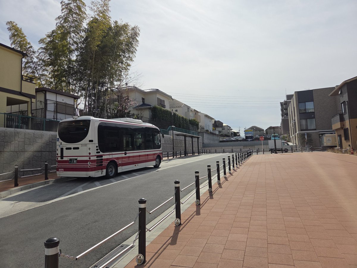 lovearth's tweet photo. 3/31をもっての路線廃止告知が掲示された小田急バス仙01系統(仙川駅〜三鷹台駅)、2003年運行開始も近年は減便も進み 採算的にもリソースの優先順位からも存続は困難という御決断でしょうか、平成期に根付いた 痒いところに手が届くタイプの小型車運用路線見直しの流れは不可避な時代なのでしょうね。。 https://t.co/JyHL0Md6tl
